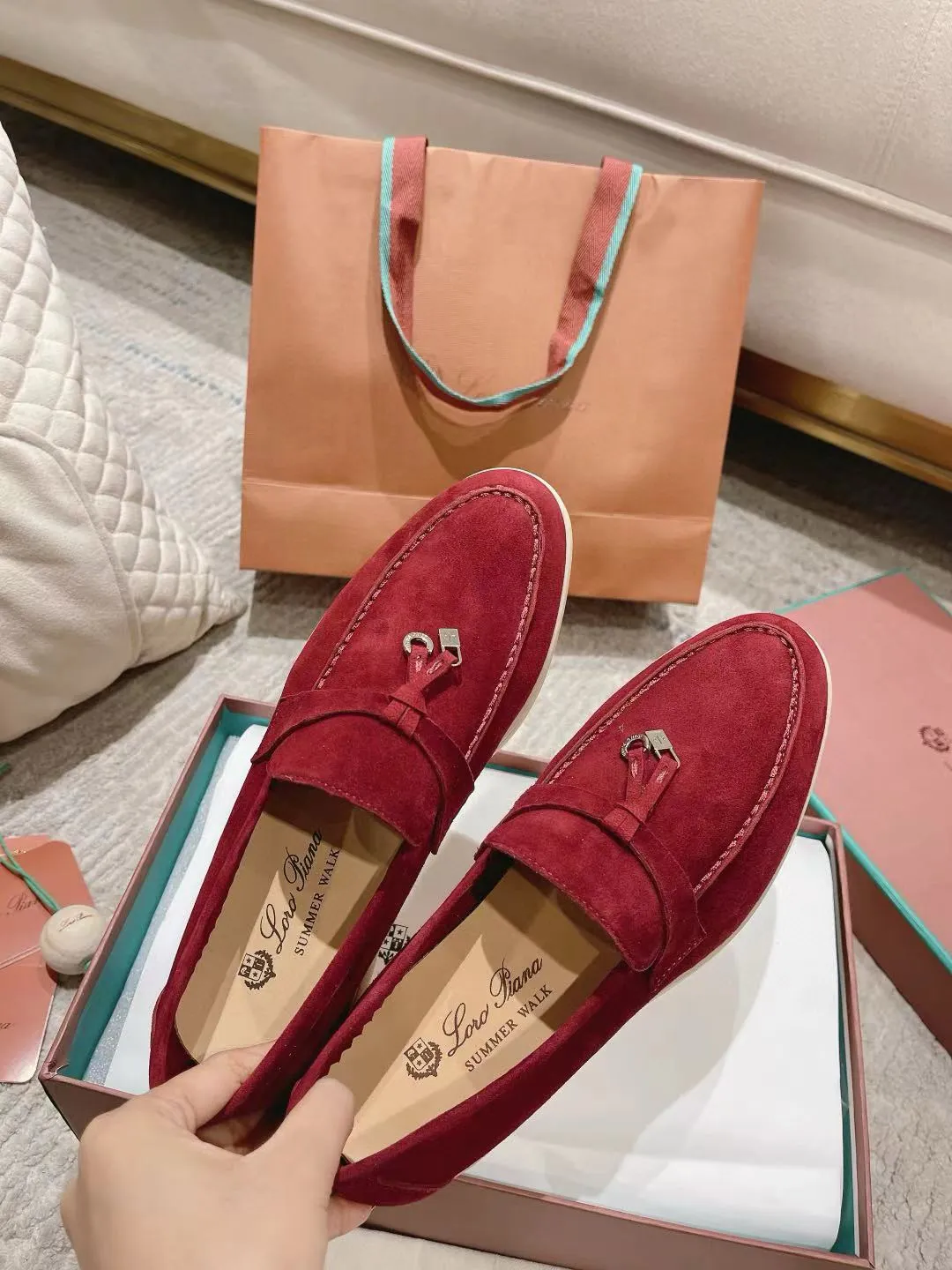 Factory price: 520💰4050 new color. Original purchase, 1⃣️: 1⃣️ folded and developed, Loro Piana professional model to try on feet, quality purchase level, flash sale of common products on the market, welcome to compare, original packaging. Fabric: Imported from Italy🐑High mercerized shearling, Lining: Hand-sewn mark thread in water-dyed cowhide imported from Italy🧵, high-end and elegant. Comfortable on the feet. Size: Women's 35-42 (41, 42) customized, non-returnable, men's 38-45 (46, 47, 48) customized, non-refundable. Fashionable boutiques that you can’t miss, a must-have item